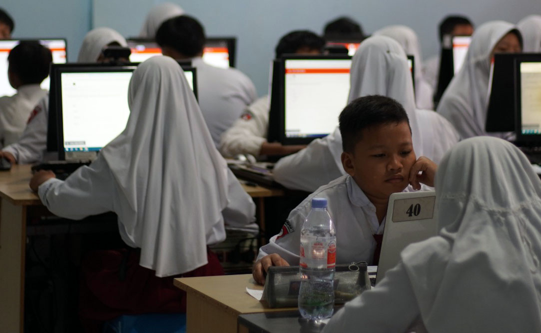 TERTIB: Sejumlah siswa SDN Tisnonegaran 1 ketika mengikuti babak penyisihan TKA 2026, Senin (9/2).