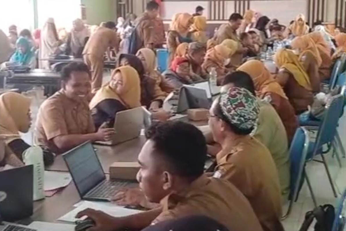 CEK: Puluhan verifikator Dinad Pendidikan dan Kebudayaan memverifikasi pengelolaan dana bantuan operasional satuan pendidikan di Kabupaten Probolinggo.