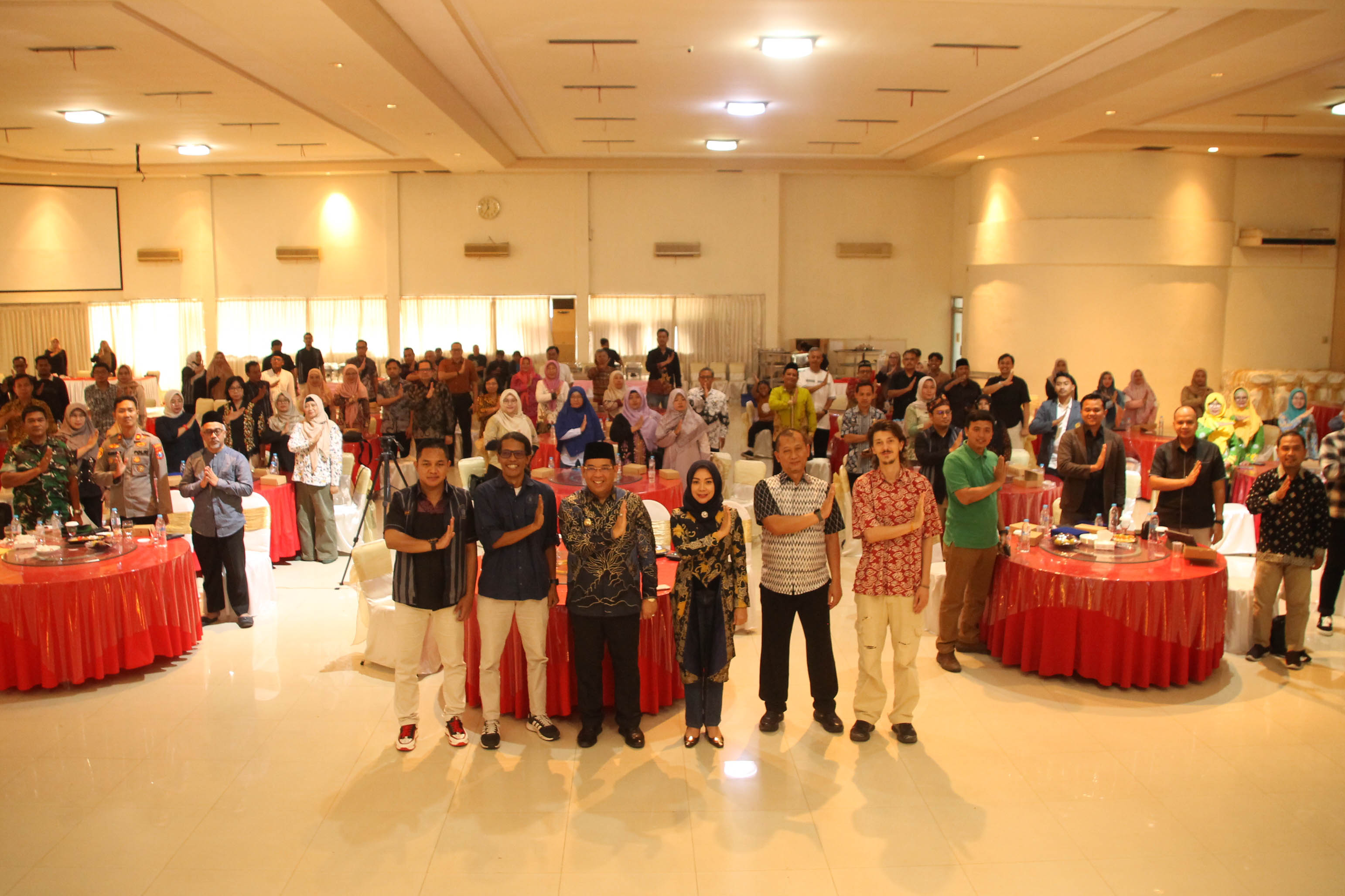 SINERGI: Wali Kota Probolinggo dr. Aminuddin berfoto bersama usai menerima buku dalam Soft Launching dan Seminar Nasional DI Hall Room RM Sumber Hidup Kota Probolinggo, Sabtu (14/2).
