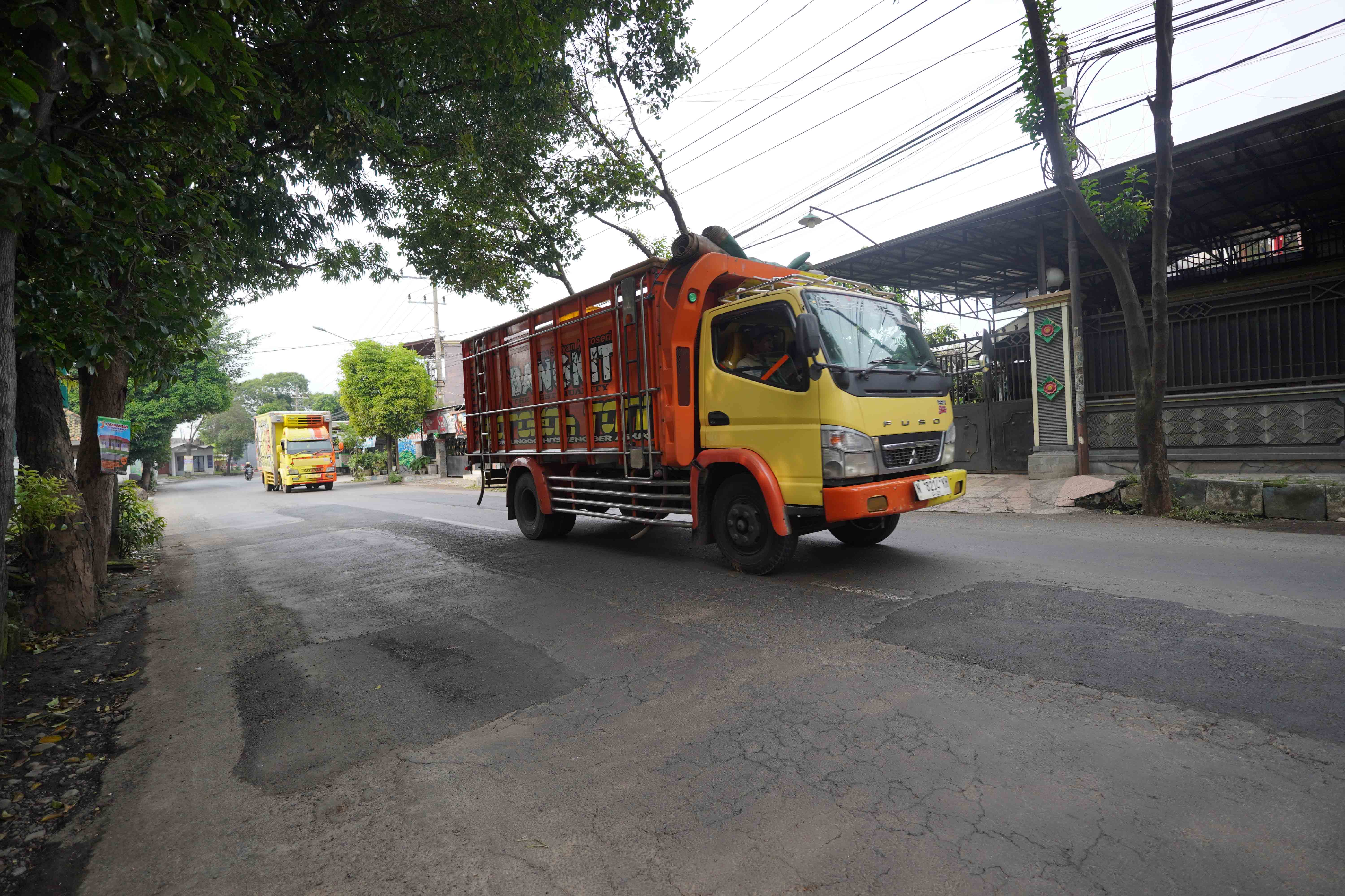 DIPERBAIKI: Sejumlah kendaraan melintas di Jalan Brantas, Kota Probolinggo, yang sudah ditambal sulam.