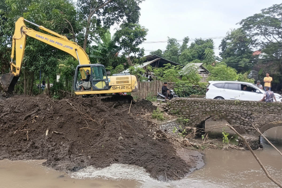 DIKERUK; Alat berat yang dikerahkan untuk normalisasi di Kali Banger, di Dusun Sumberbanger, Desa Opo-opo, Kecamatan Krejengan, Senin (16/2).