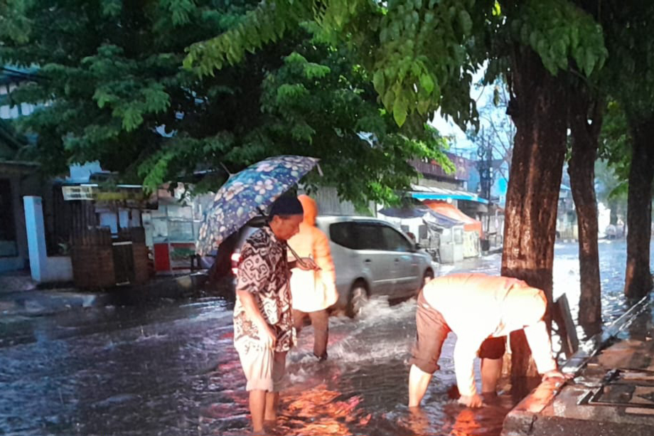 TERGENANG: Jalan Diponegoro, Kelurahan Kandangsapi, Kota Pasuruan, tergenang usai dilanda hujan deras.