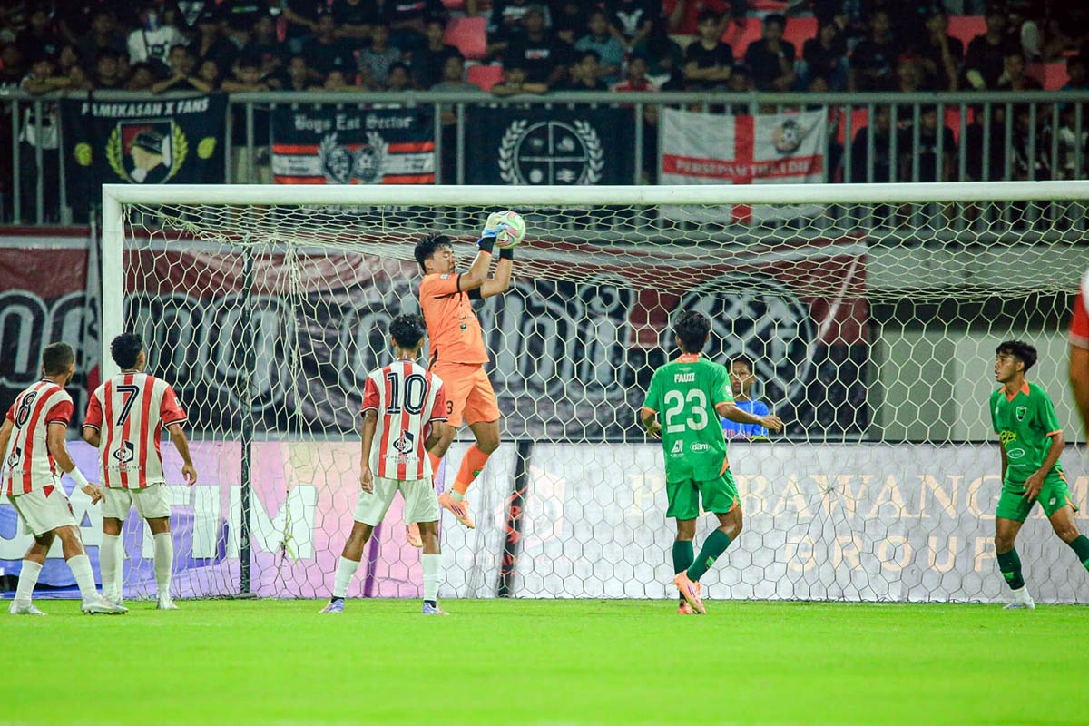BERJIBAKU: Kiper Pasuruan United saat mengamankan si kulit bundar. Dalam laga melawan Persepam Pamekasan, tim berjuluk Laskar Santri Mbeling itu, harus kalah dalam adu tos-tosan.