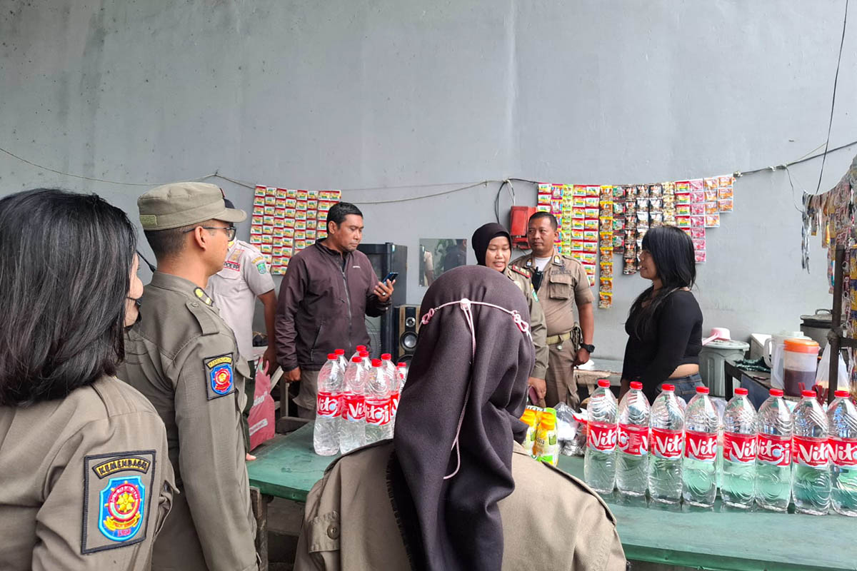 TEGURAN LISAN DULU: Personel Satpol PP  saat mengimbau PKL liar yang berjualan di bawah fly over tol, Desa Legok, Kecamatan Gempol