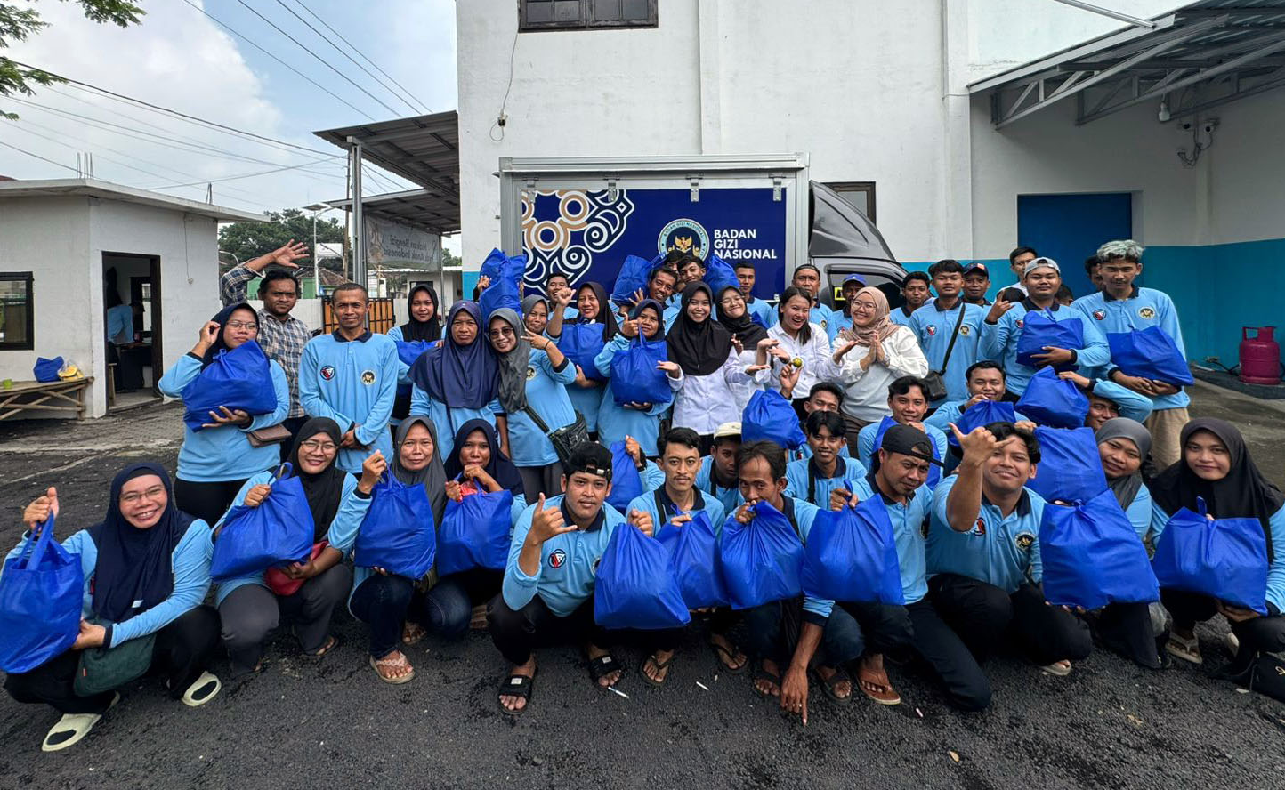 KOMPAK: Tim SPPG Polres Probolinggo 1 Tongas foto bareng usai menggelar baksos.