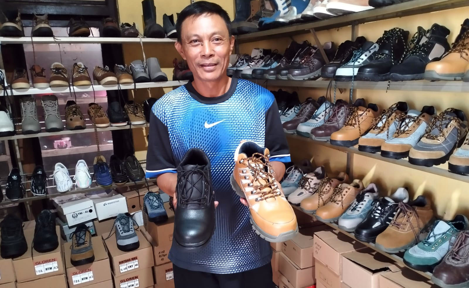 Riwayat menunjukkan sepatu buatannnya. (Rizal Syatori/ Radar Bromo)