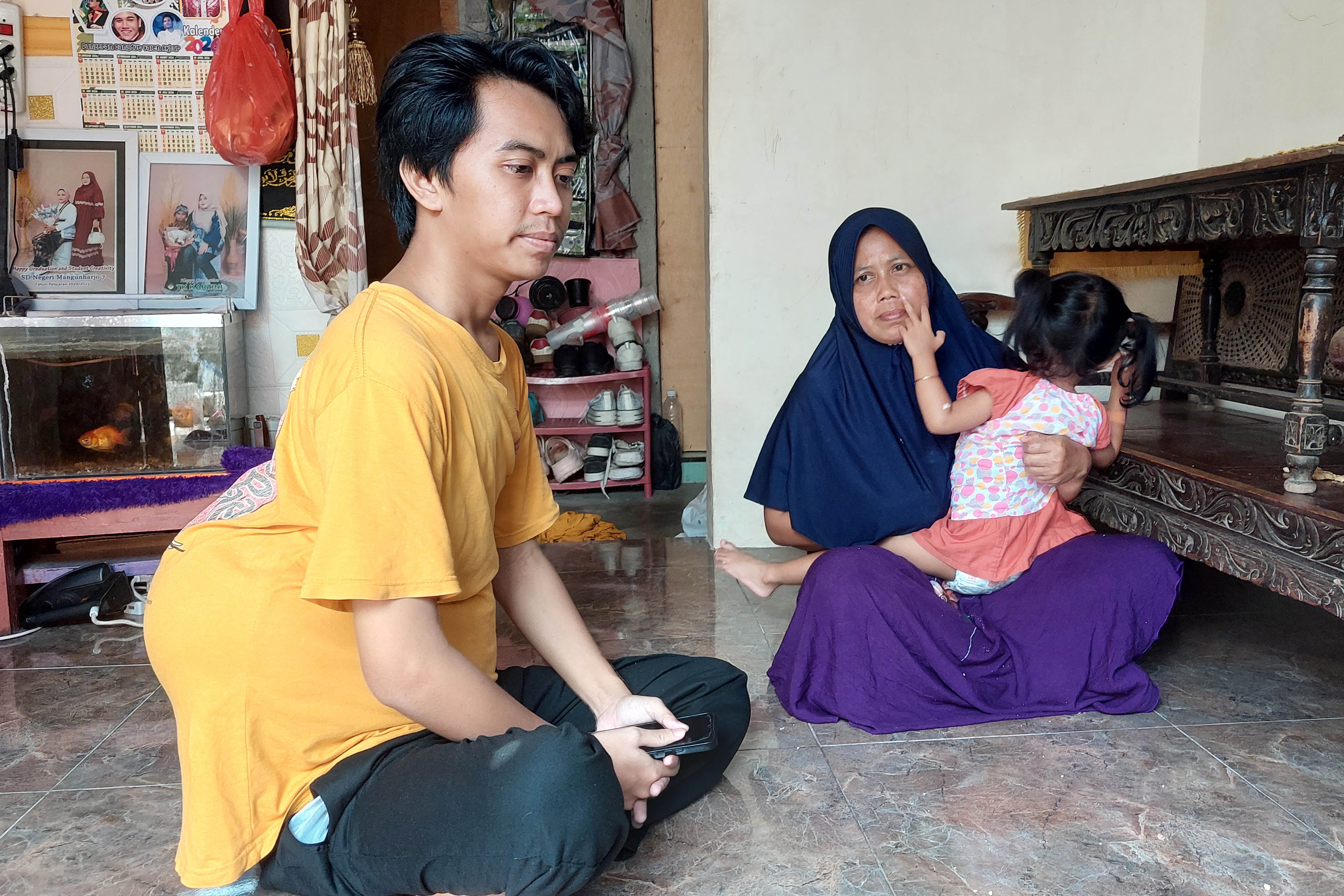 KESAKITAN: Muhammad Dava Nuri Saputra, didampingi ibunya, Nur Halimah.