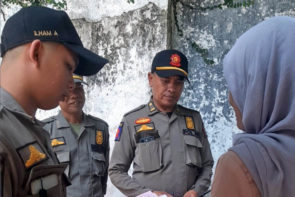 PENERTIBAN: Satpol PP saat menertibkan PKL beberapa waktu lalu.