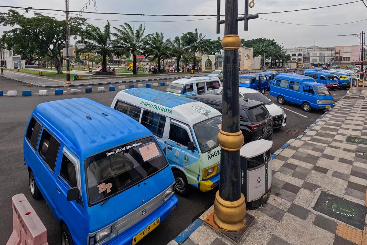 BERJEJER: Kendaraan angkot yang beroperasi di wilayah Kota Pasuruan. Pemkot berencana untuk mengoperasikan puluhan angkot menjadi kendaraan wisata.