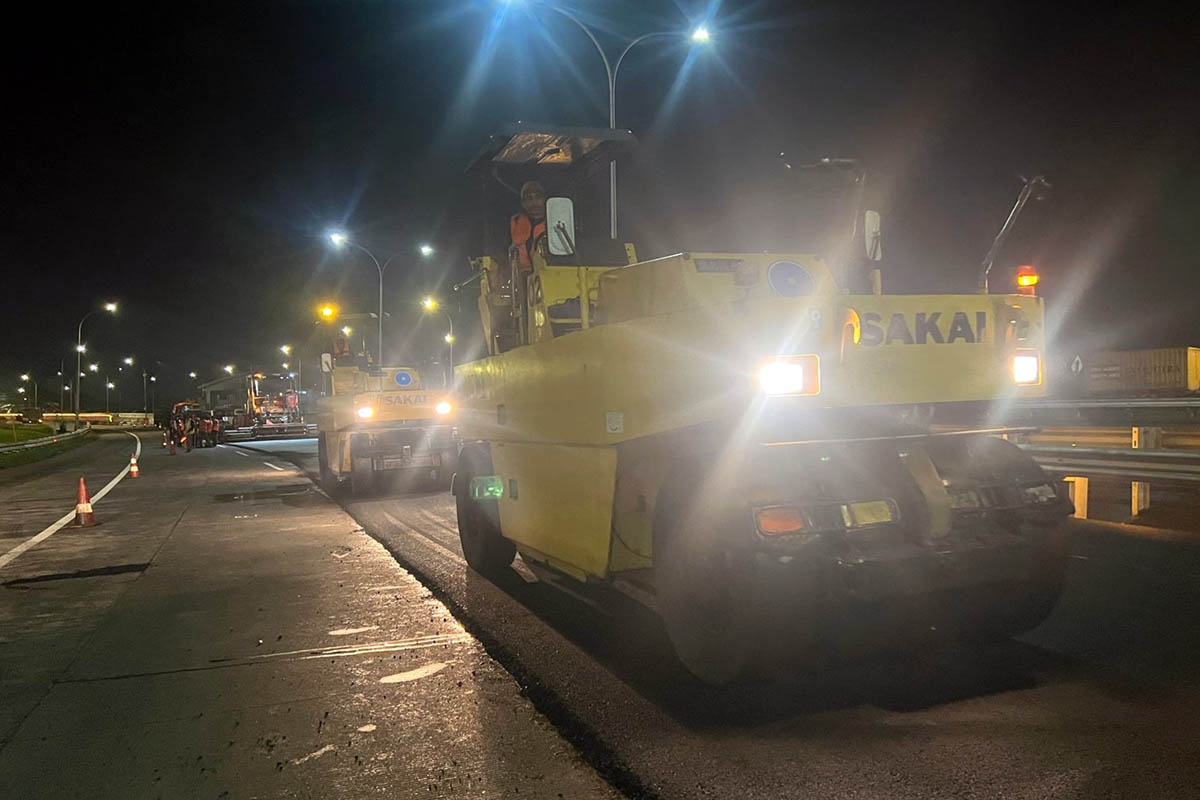 BENAHI: Perbaikan jalan tol Gempan yang dilakukan PT JPT. Hal ini sebagai persiapan menjelang arus mudik.