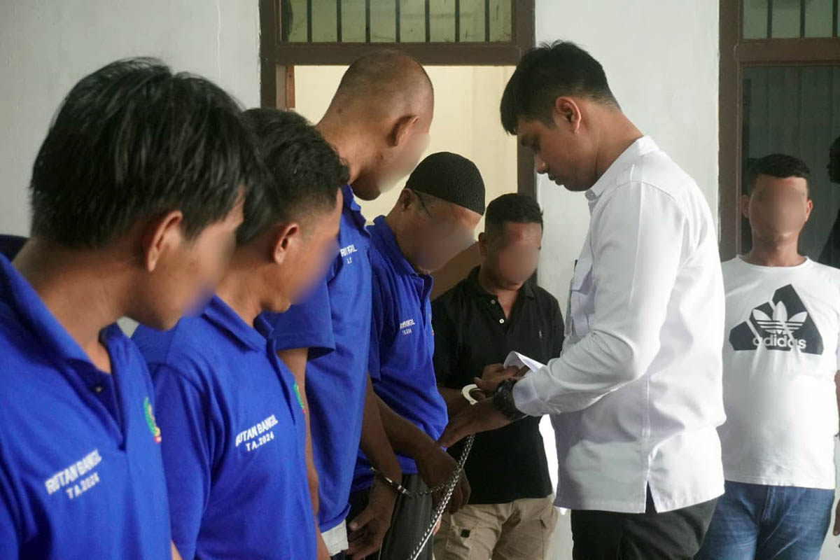 DIPINDAH: Sebanyak 19 warga binaan Rutan Bangil saat proses pemindahan ke Lapas Mojokerto beberapa waktu lalu. Langkah ini diambil, untuk mengatasi overkapasitas di Rutan Bangil.