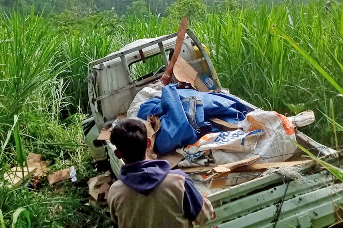 EVAKUASI: Kendaraan korban yang masuk jurang sedalam 30 meter. Dugaan kuat, kecelakaan itu dipicu, imbas rem ngeblong.