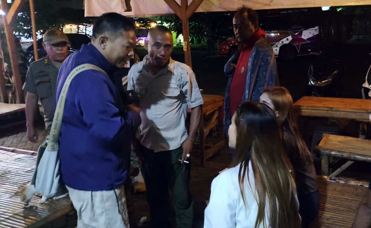 DATANGI WARUNG: Petugas Satpol PP Kabupaten Pasuruan mendatangi warung di areal BUMDes Jati Bangkit di Desa Gejugjati, Lekok, Minggu (15/2) malam.