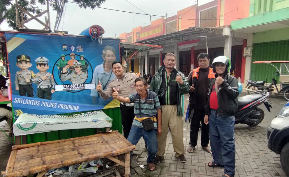DEMI KEAMANAN: Beberapa pengemudi ojol dan petugas Satlantas Polres Pasuruan di sela waktu ngopi di Waljokmas di Bangil. Warung ini jadi titik dua profesi berbeda ini bertukar informasi lalu lintas.