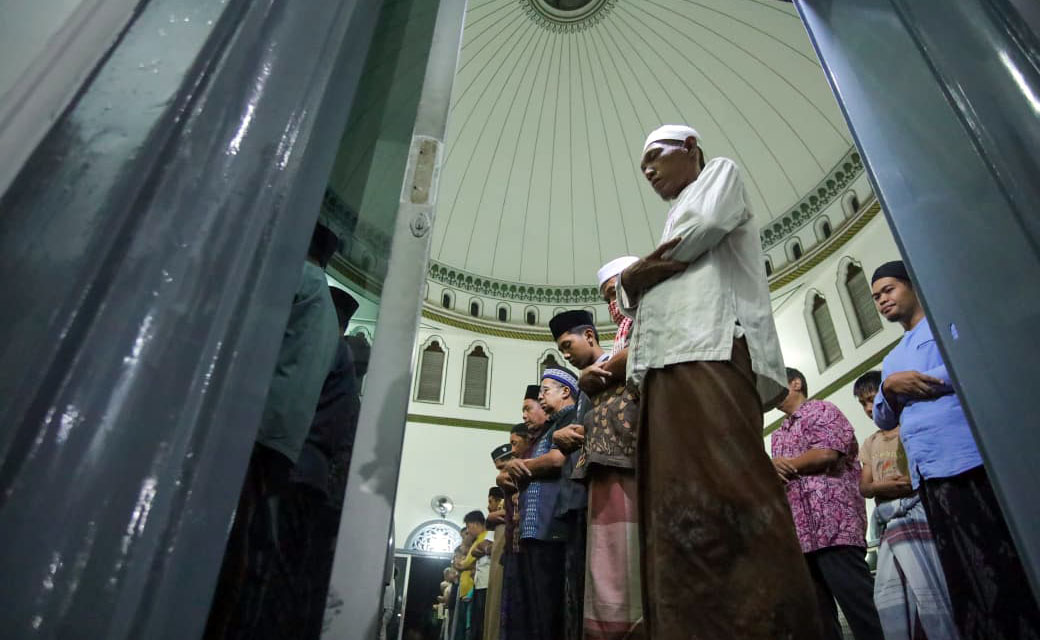 PERDANA: Jamaah Muhammadiyah Kota Pasuruan saat mengikuti tarawih perdana di Masjid Al Kautsar, Selasa malam (17/2)
