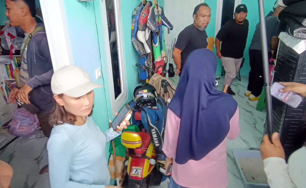 CARI KOPER: Sejumlah turis asal Thailand berupaya mencari koper yang hilang di salah satu rumah di Jalan Bogowonto, Kecamatan Kedopok, Kota Probolinggo, Minggu (15/2).
