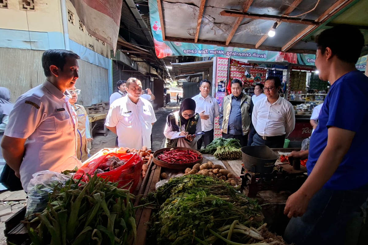 KONTROL: Sejumlah pihak yang tergabung dalam Satgas Pangan Kabupaten Probolinggo dalam melakukan sidak di pasar Sempir, Kraksaan.