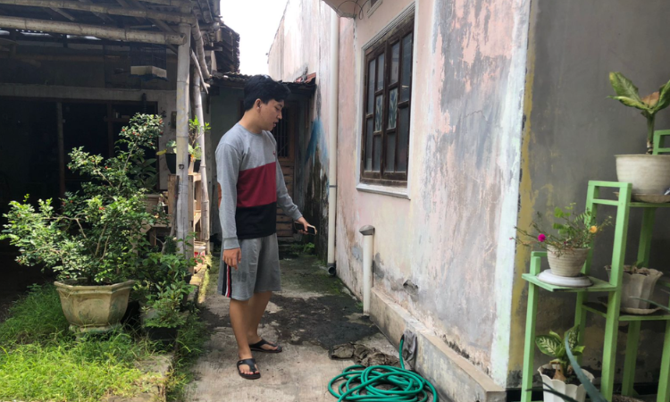 KORBAN: Ade Zafir Harisandi, 24, warga Kelurahan Jrebeng Wetan, Kecamatan Kedopok, Kota Probolinggo, menunjukkan posisi motor Honda Vario miliknya sebelum dicuri pada Selasa (17/2).