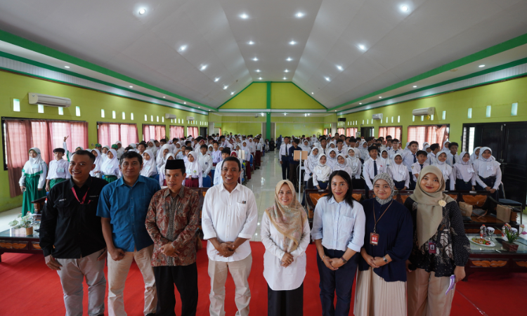 KOMPAK: Kepala Disdikbud Kota Probolinggo Siti Romlah (empat dari kanan) dan Direktur Jawa Pos Radar Bromo H.A. Suyuti (tiga dari kanan), bersama Kepala Cabang Neutron Yogyakarta Cabang Probolinggo