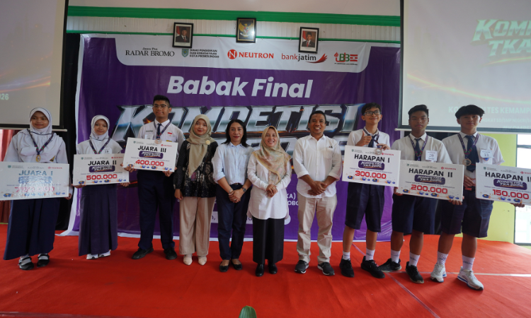 JUARA SMP: Para juara tingkat SMP berfoto bersama Kepala Disdikbud Kota Probolinggo Siti Romlah (lima dari kanan) dan Direktur Jawa Pos Radar Bromo H.A. Suyuti (empat dari kanan)