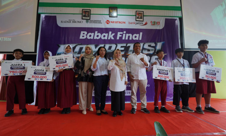 JUARA SD: Para juara tingkat SD bersama Kepala Disdikbud Kota Probolinggo Siti Romlah (lima dari kanan) dan Direktur Jawa Pos Radar Bromo H.A. Suyuti (empat dari kanan), usai menerima penghargaan.