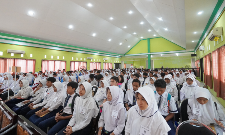 MENYIMAK: Para peserta TKA mengikuti prosesi awarding usai final TKA di Aula SMKN 2 Kota Probolinggo, Senin (16/2).