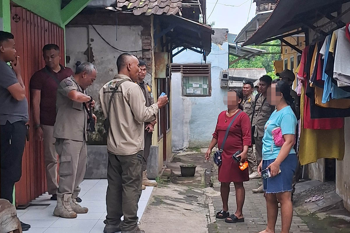 HARUS BERANI: Personel Satpol PP saat mendatangi lokasi prostitusi terselubung di Purwosari, Selasa (17/2) sore.