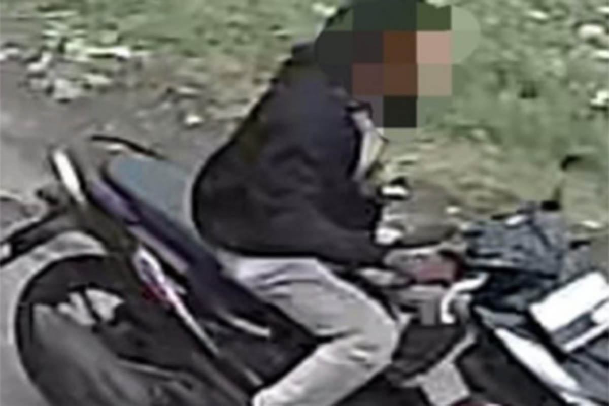 DALAM PENGEJARAN: Aksi pelemparan bondet terhadap Juari yang terjadi Desember silam.