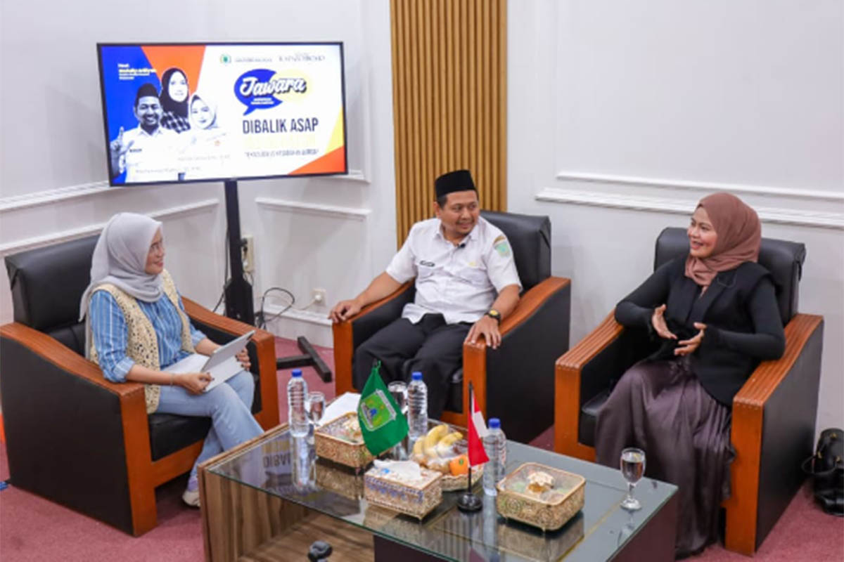 BAHAS SAMPAH: Wakil Ketua DPRD Adinda Denisa (kanan) dan Mokhammad Muhsin, Pejabat Fungsional Pengendali Dampak Lingungan Ahli Muda (penanganan sampah) Dinas Lingku