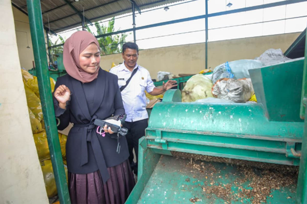 Wakil Ketua DPRD Adinda Denisa meninjau alat incinerator milik Dinas Lingkungan Hidup Kabupaten Pasuruan.