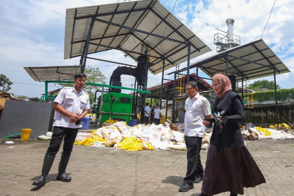 Wakil Ketua DPRD Adinda Denisa meninjau alat incinerator milik Dinas Lingkungan Hidup Kabupaten Pasuruan.