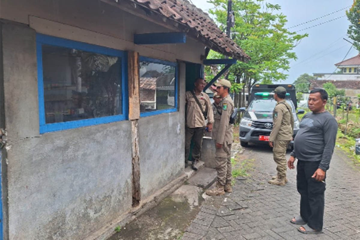 DEMI KETENANGAN RAMADAN: Razia Satpol PP di kawasan Purwosari yang disinyalir menjadi lokasi prostitusi terselubung.
