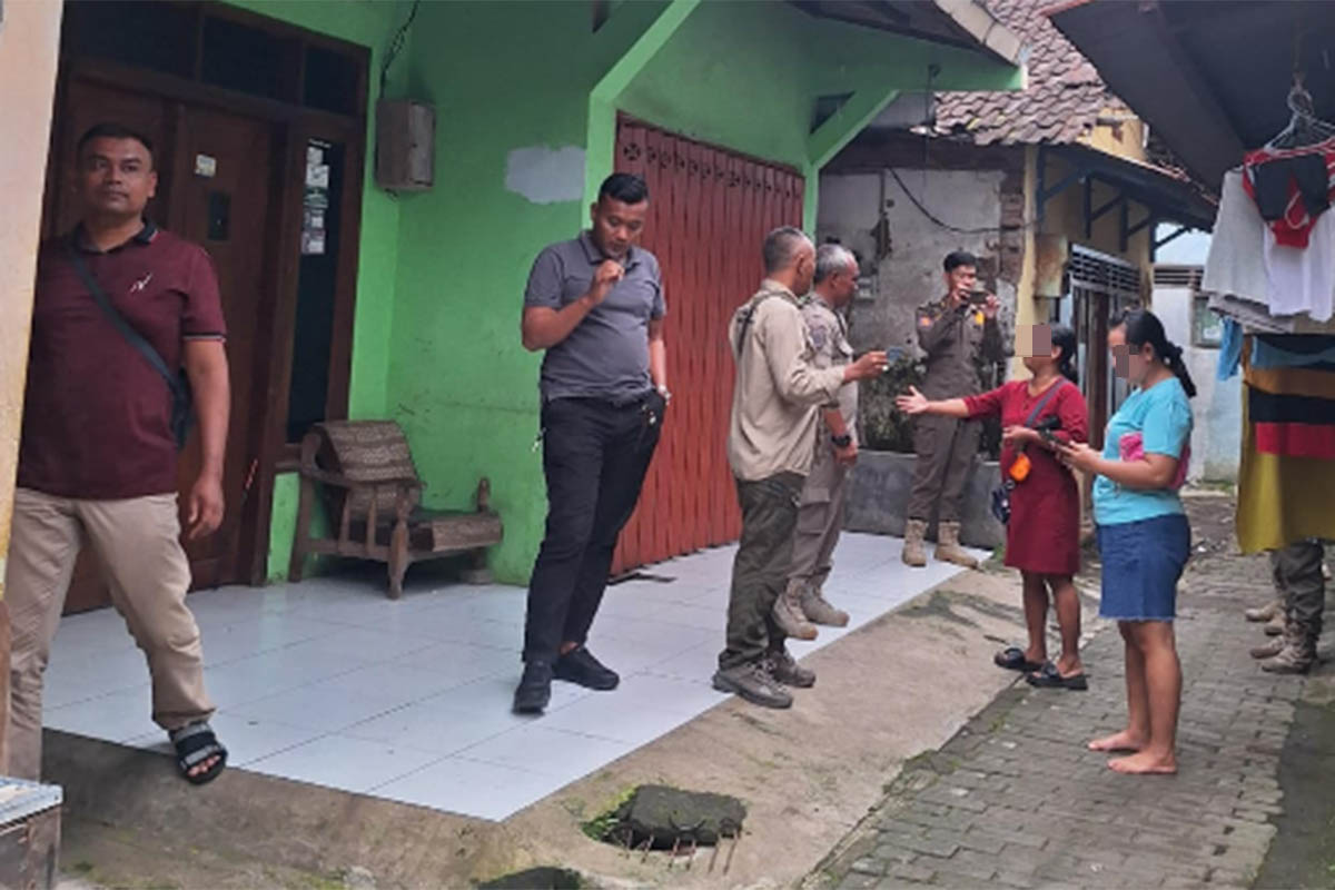 DEMI KETENANGAN RAMADAN: Razia Satpol PP di kawasan Purwosari yang disinyalir menjadi lokasi prostitusi terselubung.