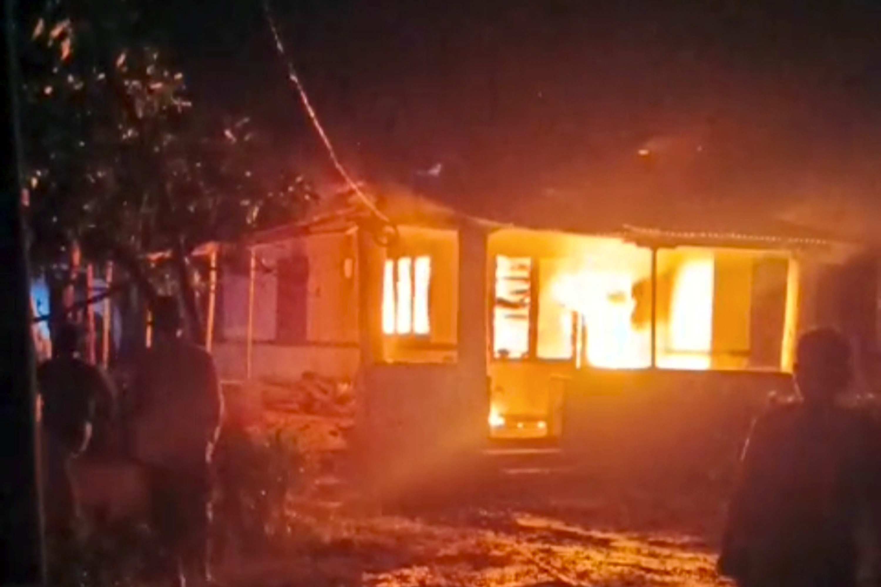 TERBAKAR : Rumah milik Asri, warga Dusun Krajan, Desa Banjarsawah, Kecamatan Tegalsiwalan, hangus terbakar Selasa (17/2) petang.