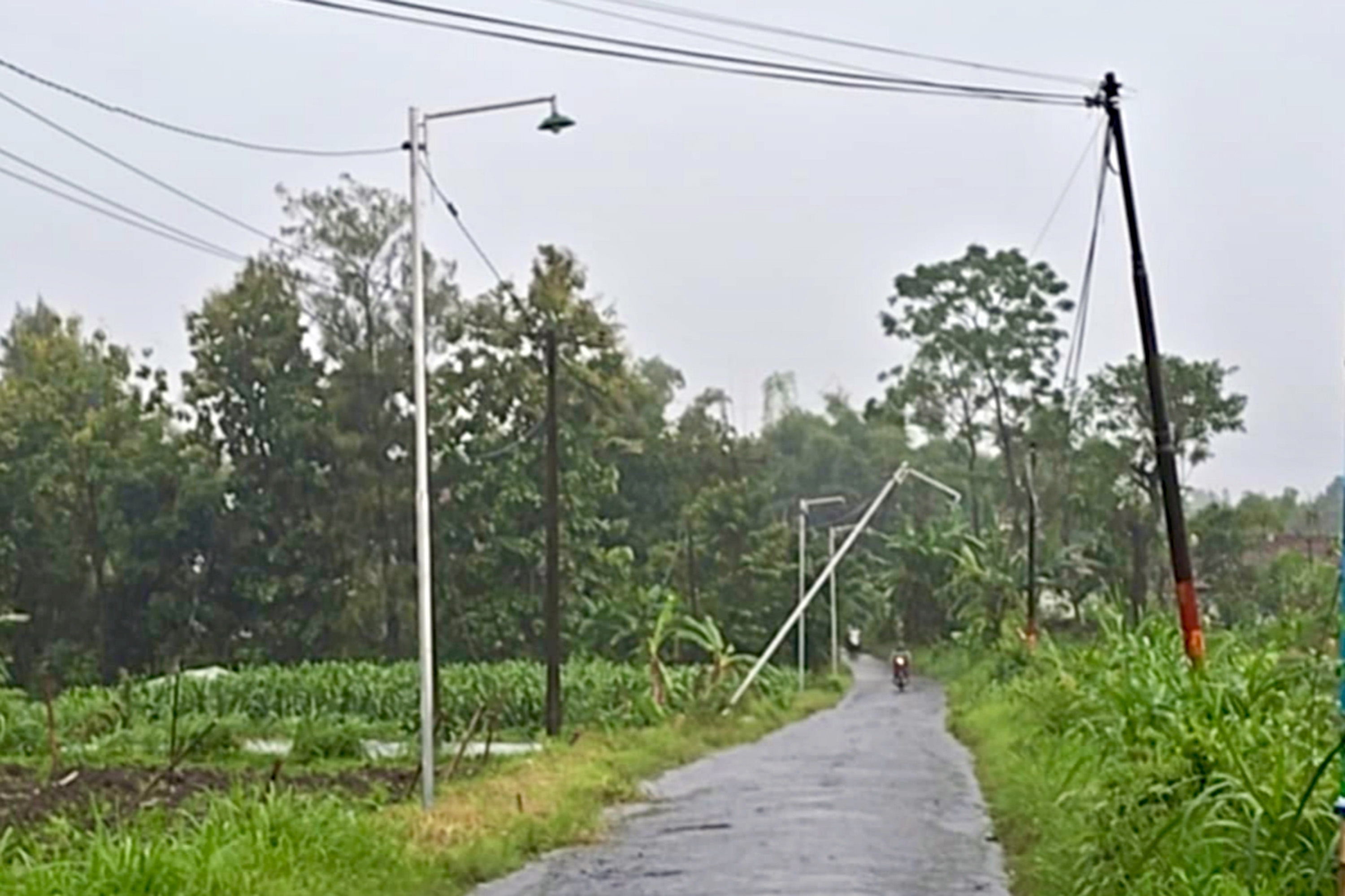 Beberapa PJU di Desa Banjarsawah miring usai diterjang puting beliung.