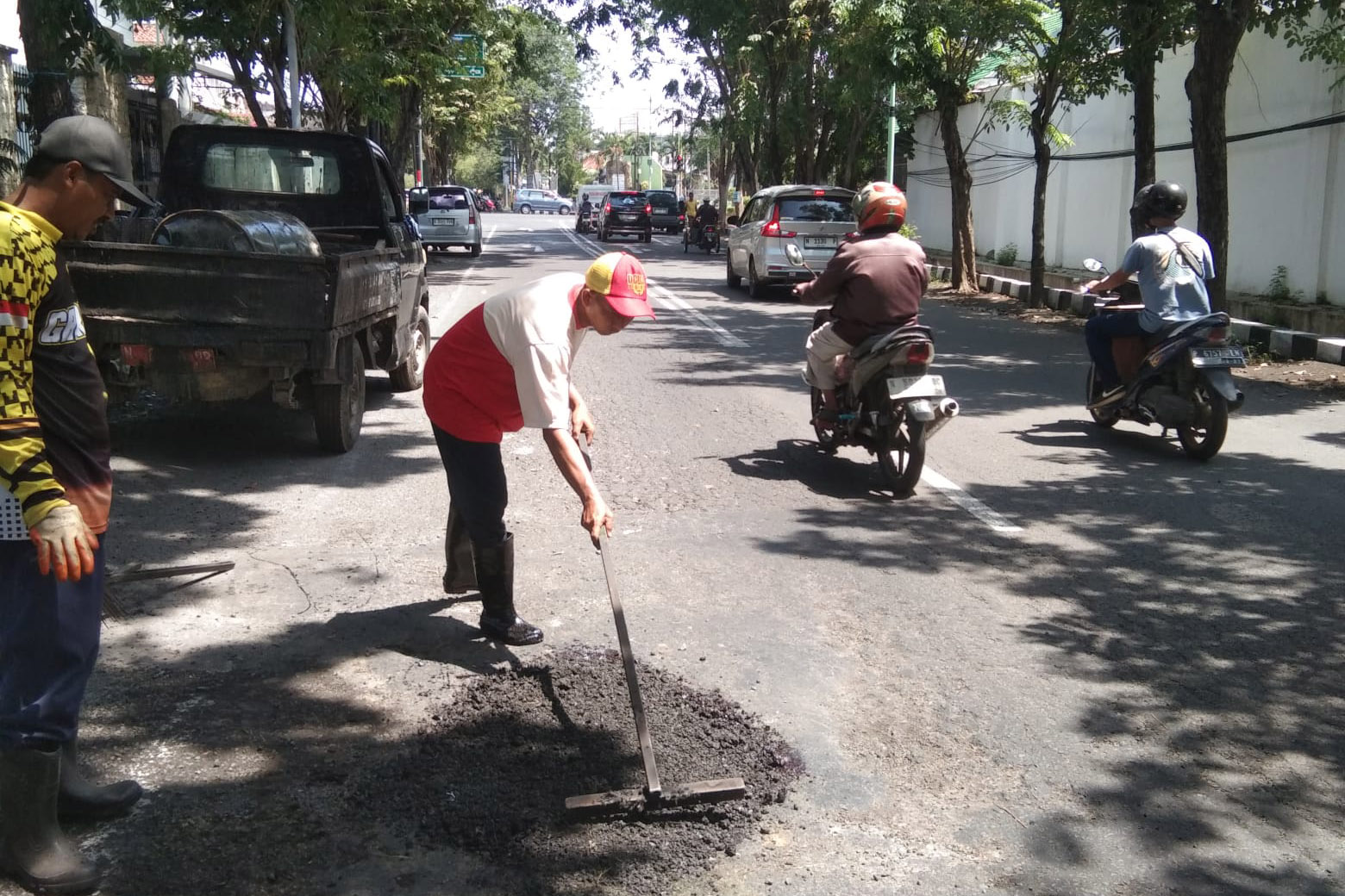 Jalan berlubang di tikungan Jalan Pahlawan Kota Probolinggo (Selatan Persimpangan Brak), cukup membahayakan pengguna jalan. Terutama pengendara motor. Syukur, Dinas PUPR-PKP Kota Probolinggo segera m