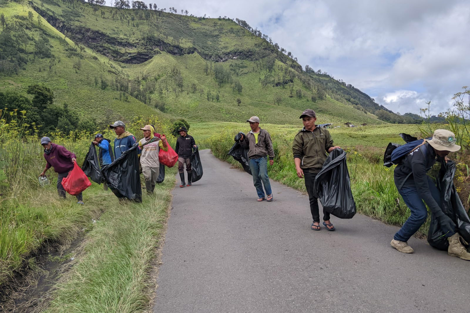 BERSIH-BERSIH: Tim gabungan bersih-bersih sampah di kawasan Gunung Bromo, Rabu (18/2).