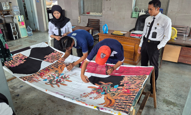 MEMBATIK: Salah satu pelatihan batik tulis yang diberikan pada Warga Binaan Lapas II B Pasuruan. Kegiatan ini diharapkan, bisa meningkatkan skill warga binaan