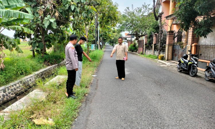OLAH TKP: Petugas kepolisian saat melakukan olah TKP terjadinya tindak pencurian dengan kekerasan yang menimpa korban.
