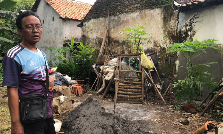 OLAH TKP: Petugas kepolisian Polsek Subsektor Kedopok saat melakukan olah TKP ke rumah Sahur, 54, warga Kelurahan Jrebeng Kulon, Kecamatan Kedopok, Kota Probolinggo, Rabu (18/2) dini hari.