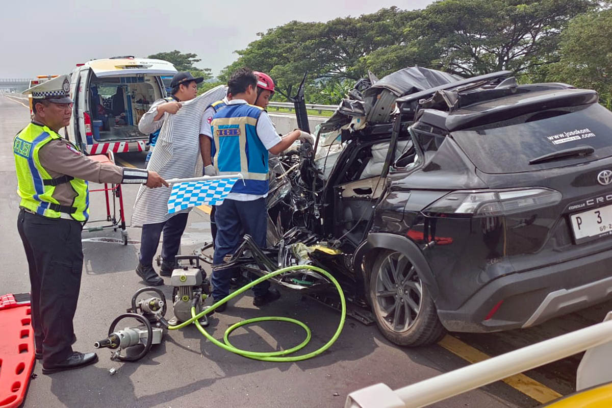 RINGSEK: Kondisi mobil yang ringsek. Dugaan awal, pengemudi mobil mengantuk saat berkendara.