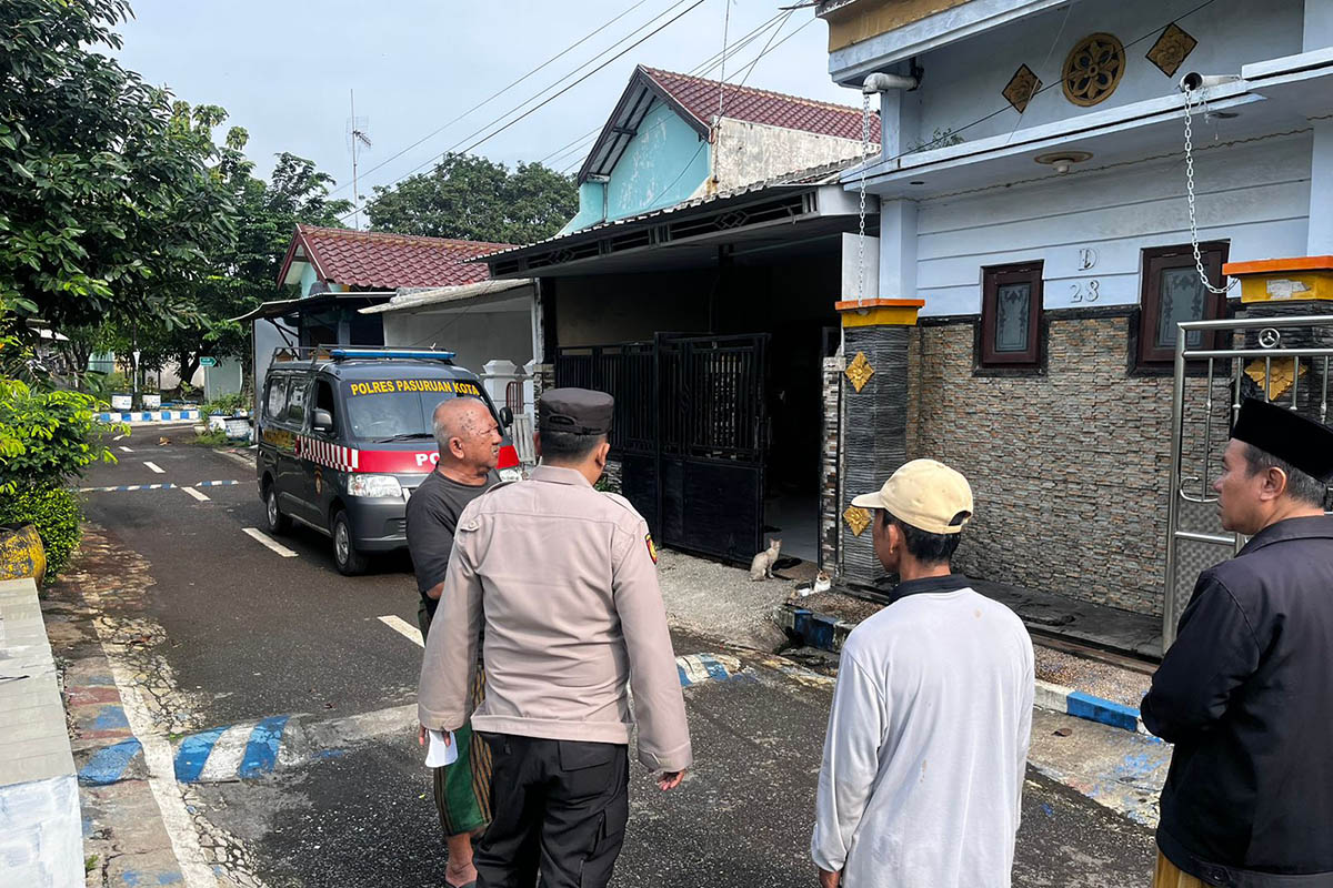 OLAH TKP: Petugas Polsek Gadingrejo saat meninjau lokasi rumah di Perumahan Kraton Indah tempat di mana Khojin menjadi korban penipuan.