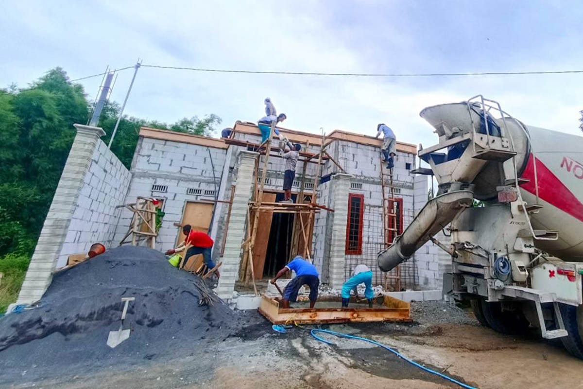 PEMBANGUNAN: Proses pembangunan rumah di Jalan Jolondriyo, Kelurahan Krapyakrejo, Kecamatan Gadingrejo. Pengerjaan itu harus dihentikan, lantaran legalitas tanahnya disebut-sebut masih bermasalah.