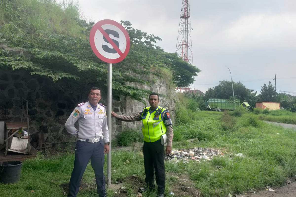 LARANGAN BERHENTI: Rambu yang sudah terpasang di flyover Bundaran Legok, Kecamatan Gempol.