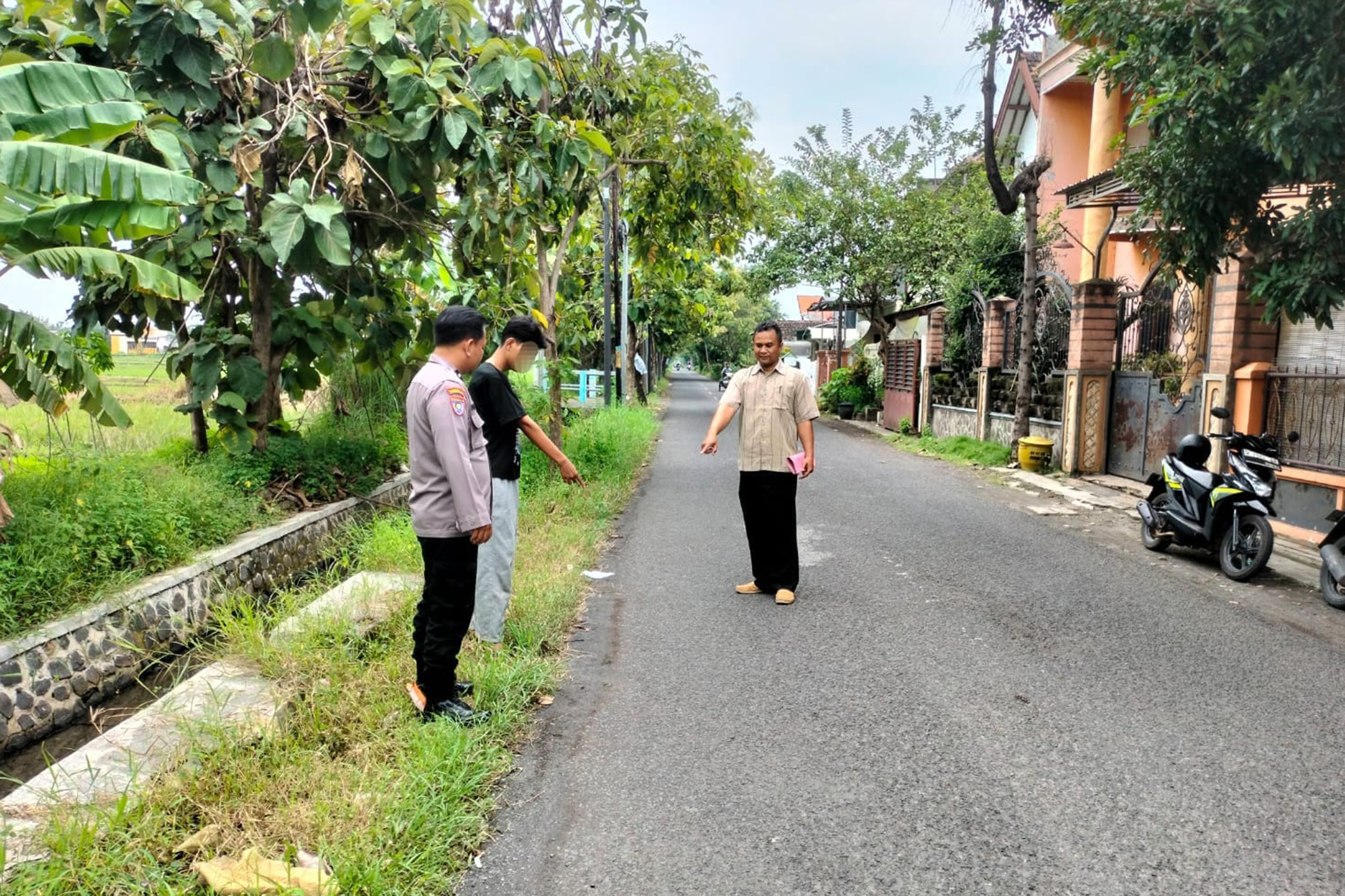 OLAH TKP: Petugas kepolisian saat melakukan olah TKP terjadinya tindak pencurian dengan kekerasan yang menimpa korban.