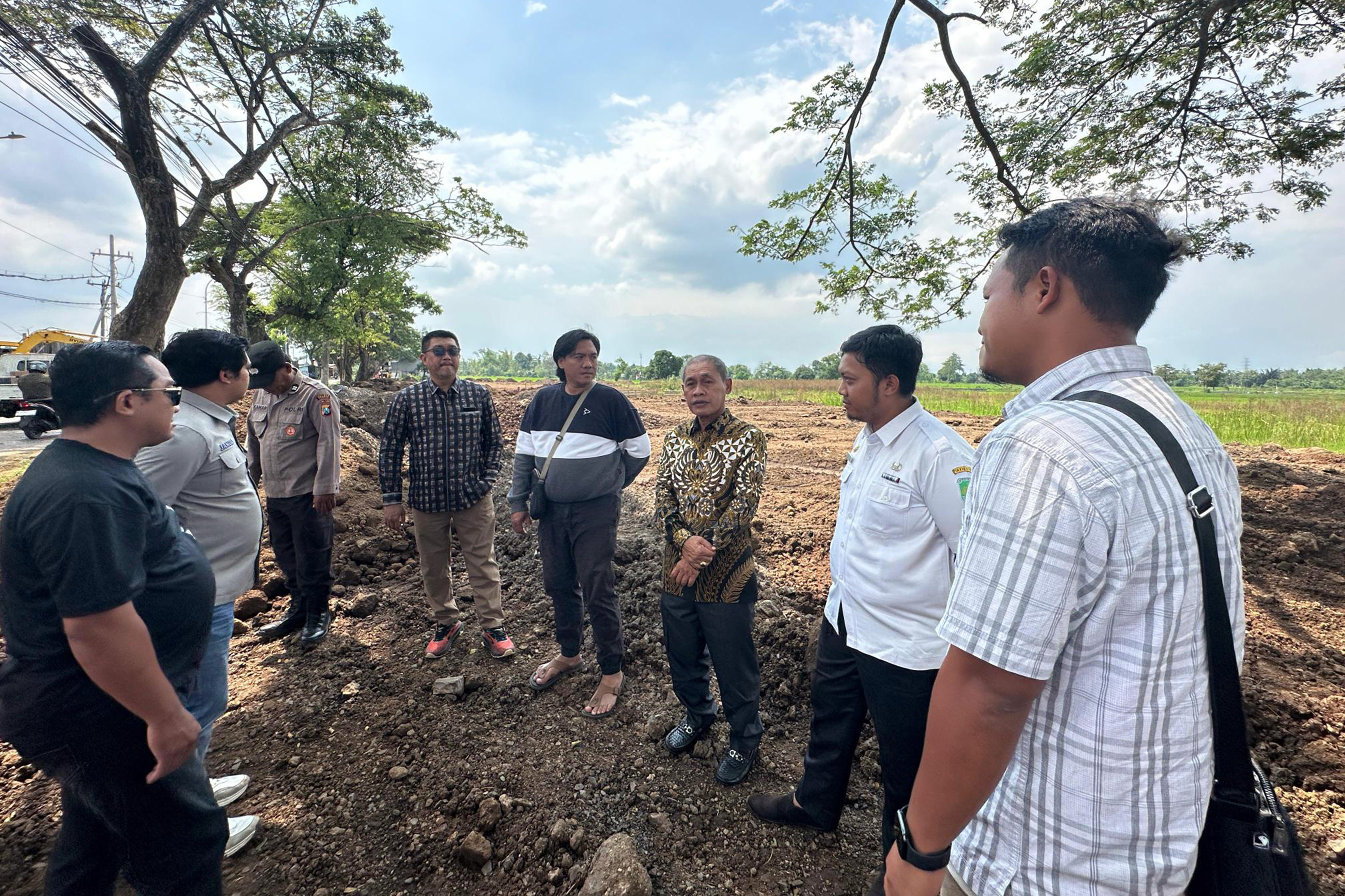 Anggota Komisi III DPRD Kabupaten Pasuruan saat meninjau proyek pengurukan lahan di Winongan, Pasuruan yang dikeluhkan.