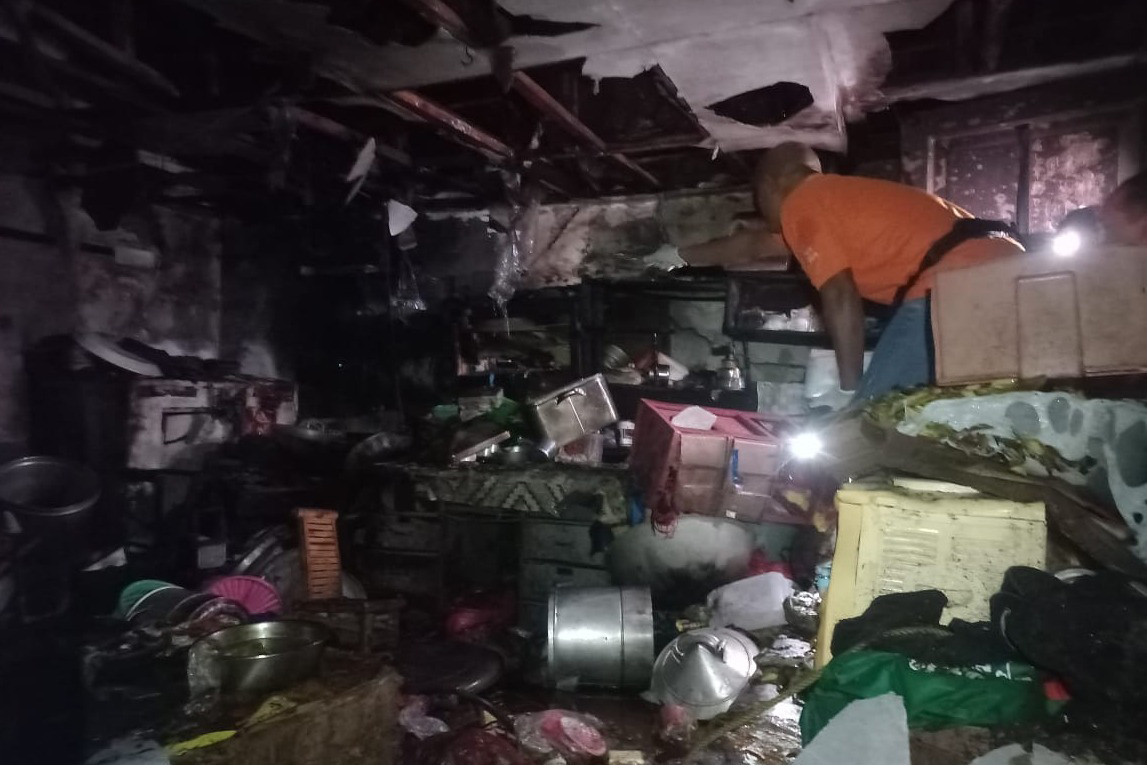 IDENTIFIKASI: Anggota Inafis Polres Probolinggo Kota melakukan penyelidikan terkait kebakaran rumah, Asmaningsih, warga Kelurahan Mayangan, Kota Probolinggo, Rabu