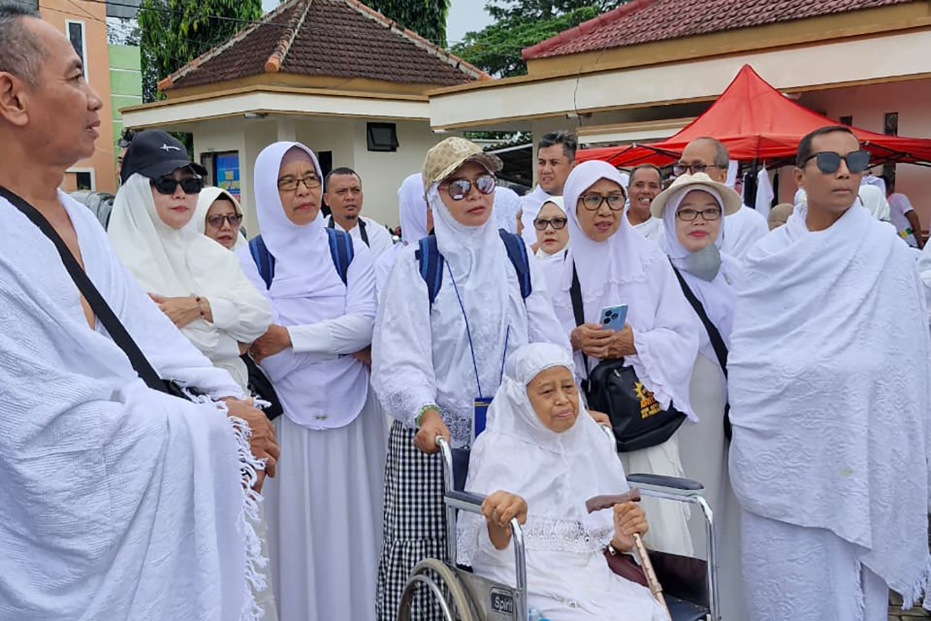 CALON TAMU ALLAH: Salah seorang CJH asal Kota Probolinggo menggunakan kursi roda.