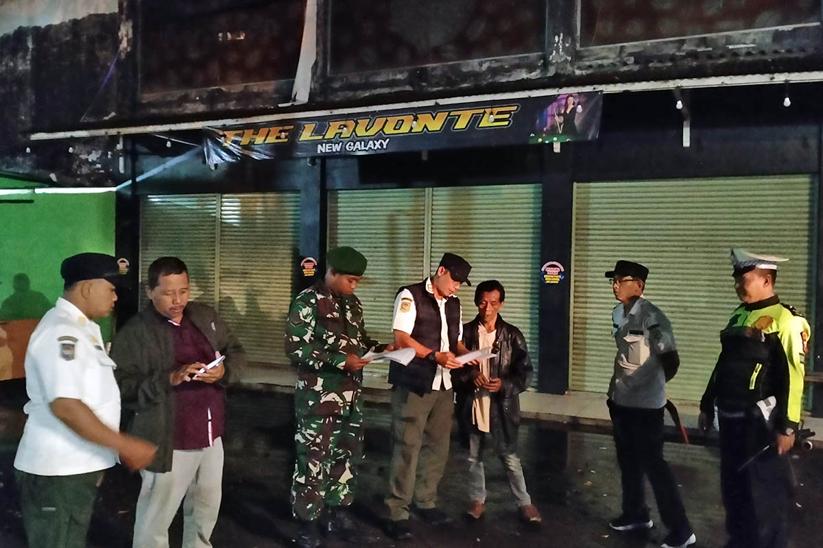 BERI ARAHAN: Petugas gabungan saat memberikan edukasi berkaitan dengan regulasi saat bulan Ramadan.