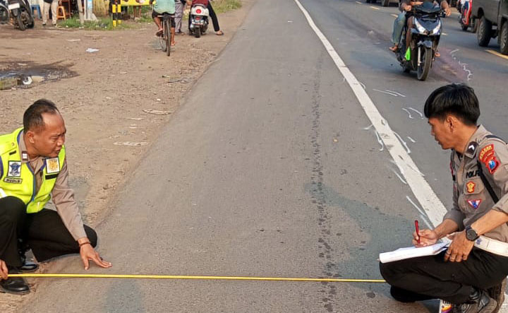 CEK; Terlihat petugas lantas Polres Probolinggo saat melakukan olahraga TKP di lokasi tabrakan yang masuk di jalur Pantura Kelurahan Semampir, Kecamatan Kraksaan.  &nbsp;